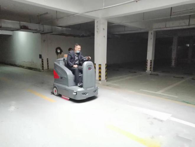 贺州小区物业保洁不用人力改用驾驶式洗地机了